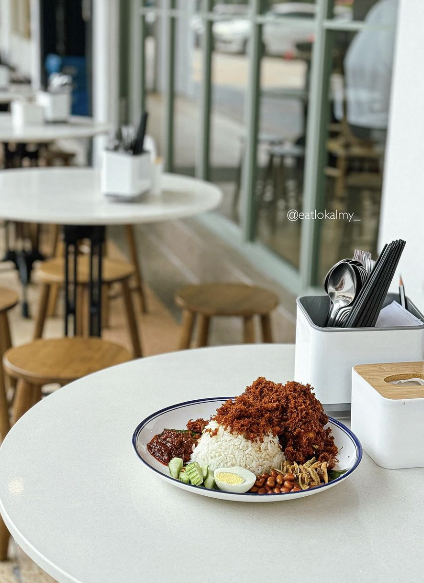 Nasi lemak bungkus vs plate: same same or same but different?